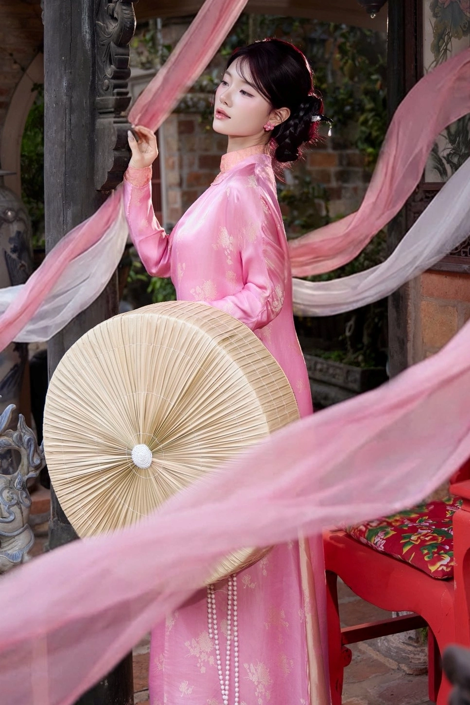 Người đẹp Hàn tạo dáng với áo dài