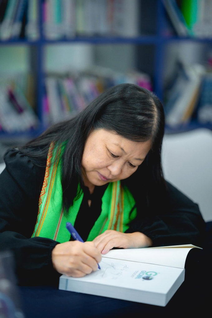 Tác giả Nguyễn Phi Vân ký tặng sách cho bạn đọc. Ảnh: Saigon Books