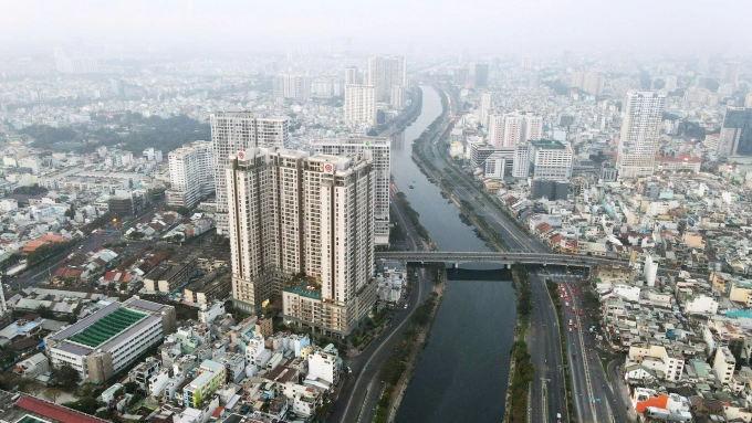 pdr-1772246502-1772246622-8956-1772246629 Chung cư Millennium trên đường Bến Vân Đồn, tiếp giáp quận 1 (cũ). Ảnh: PDR