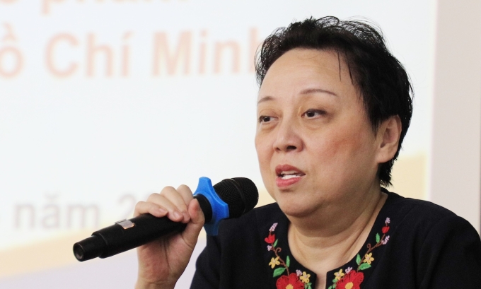 Giám đốc Sở An toàn thực phẩm TP HCM Phạm Khánh Phong Lan, tại lễ ký cam kết bảo đảm an toàn thực phẩm với hơn 300 đơn vị đang cung cấp suất ăn trường học sáng 14/4. Ảnh: Song Khuê