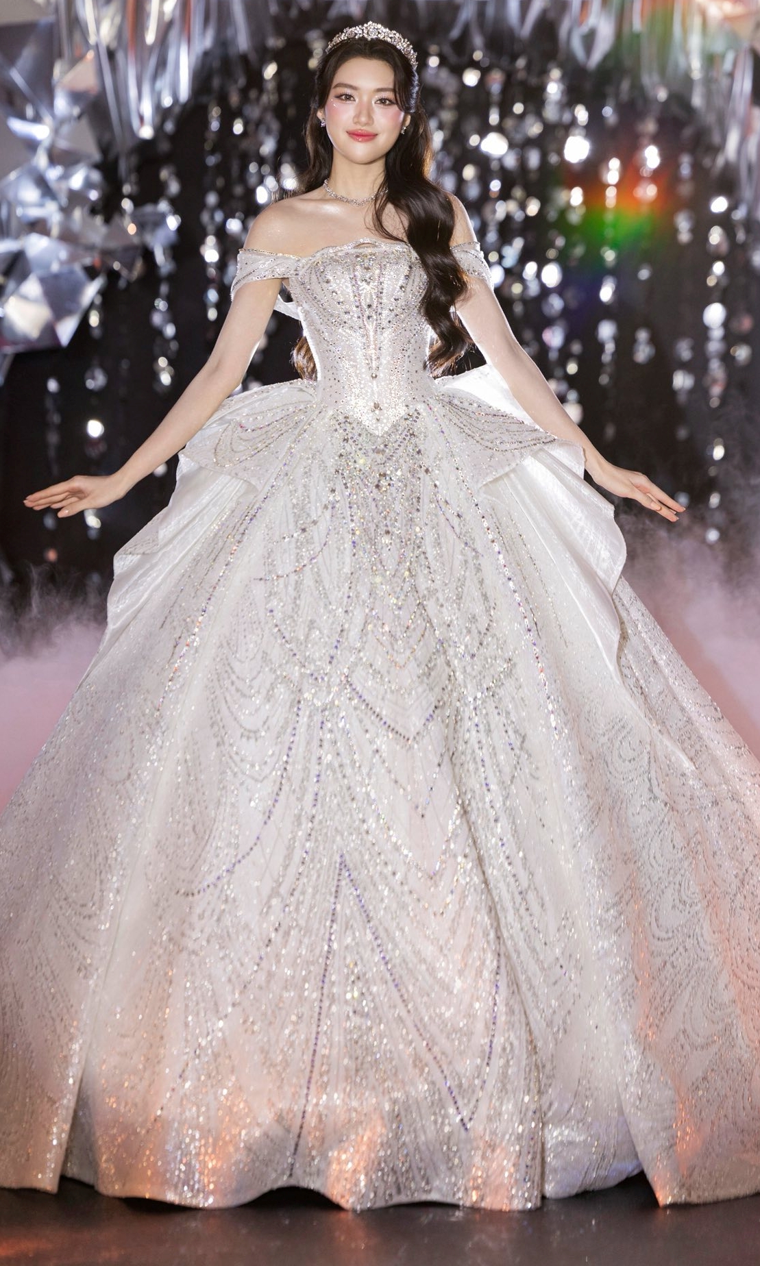 Phan Phương Oanh diễn áo cưới