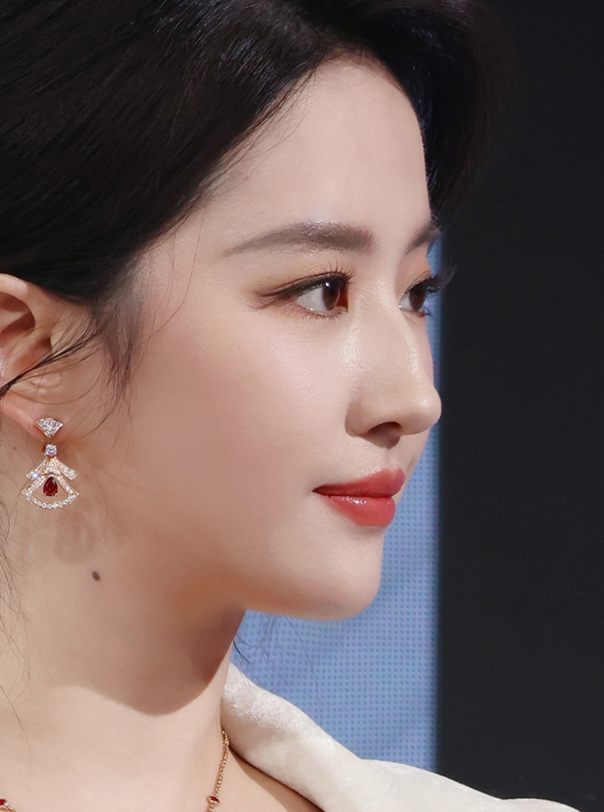 Fan chụp góc nghiêng của Lưu Diệc Phi. Ảnh: Weibo