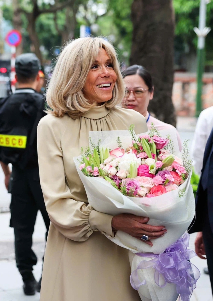 Đệ nhất phu nhân Pháp Brigitte Macron tới thăm Bảo tàng Mỹ thuật Việt Nam ở Hà Nội, hôm 26/5. Ảnh: Giang Huy