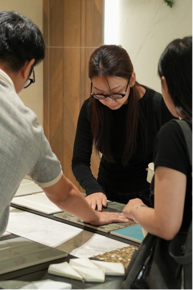 Các kiến trúc sư tham quan và thảo luận chuyên môn bên cạnh những mẫu gạch 3D mới.