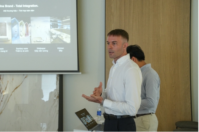 Đại diện Porcelanosa giới thiệu về công nghệ bề mặt 3D. Ảnh: Divo