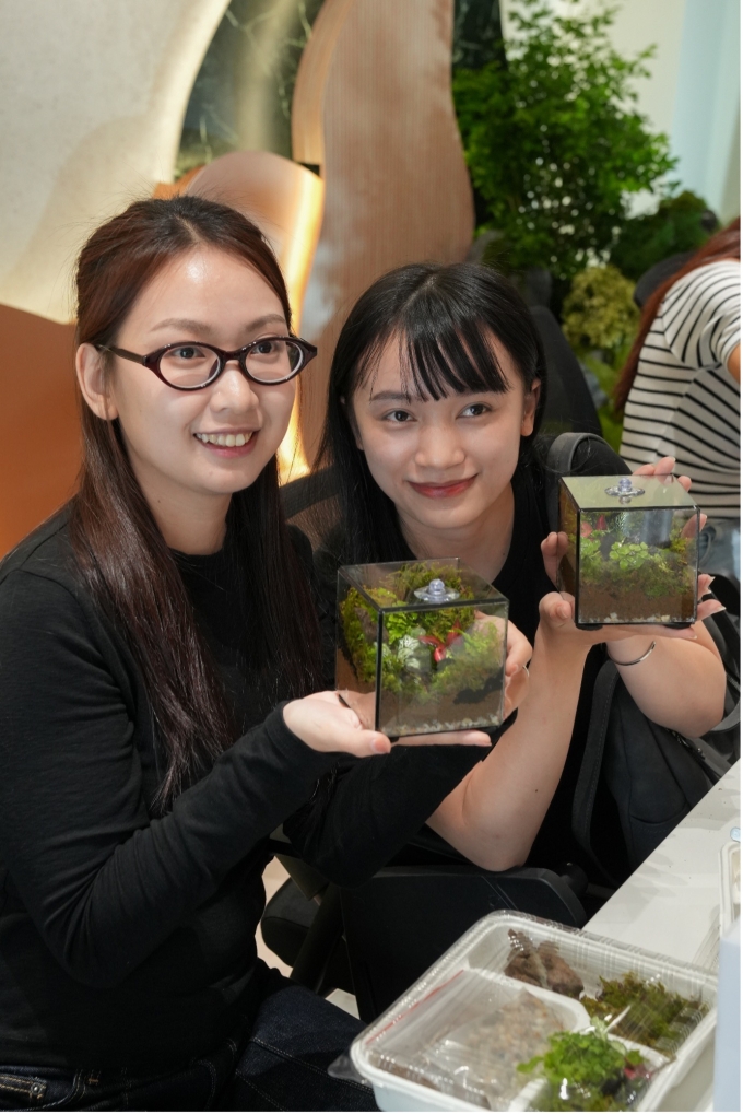 Các kiến trúc sư check-in cùng tác phẩm Terrarium tự tay thực hiện, qua đó, lan tỏa tinh thần sáng tạo và kết nối. Ảnh: Divo