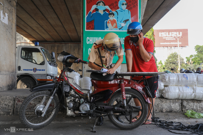 Cảnh sát giao thông đội Rạch Chiếc xử phạt xe cũ nát tại khu vực cầu vượt Bình Phước (TP Thủ Đức). Ảnh: Quỳnh Trần