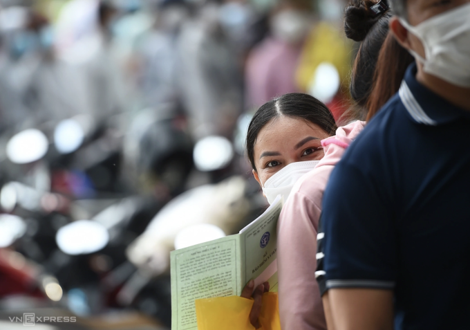 Lao động làm hồ sơ liên quan BHXH một lần tại TP HCM. Ảnh: Thanh Tùng