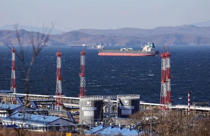 Một tàu dầu thả neo tại thành phố cảng Nakhodka (Nga) tháng 12/2022. Ảnh: Reuters