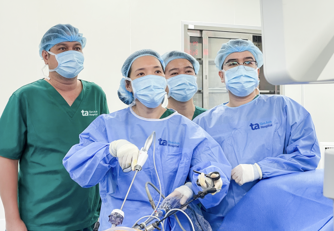 Bác sĩ Liên (ở giữa) cùng êkíp phẫu thuật nội soi cắt thận phải cho người bệnh. Ảnh: Bệnh viện Đa khoa Tâm Anh