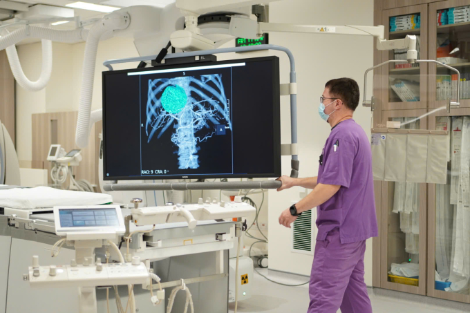 Nhân viên y tế kiểm tra tình trạng khối u (màu xanh) của bệnh nhân tại Bệnh viện Mount Elizabeth (Singapore). Ảnh: Mỹ Ý