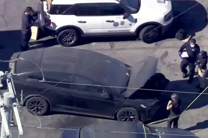 Các bộ phận thi thể của nạn nhân được bỏ vào hai túi nylon bên trong chiếc Tesla. Ảnh: KTLA