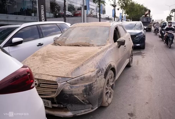 Ôtô hư hỏng xếp hàng trên đường 23 Tháng 10, Nha Trang, chờ sửa sau đợt lũ cuối năm 2025. Ảnh: Bùi Toàn