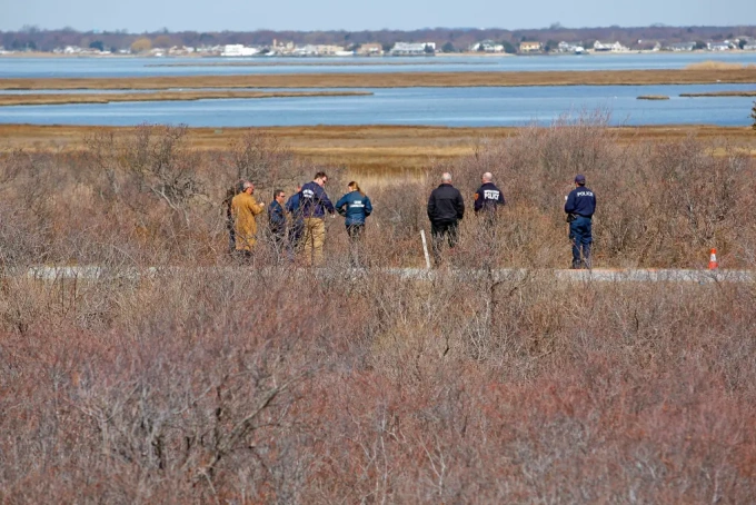 Các thám tử hạt Suffolk đang tìm kiếm Shannon Gilbert ở Oak Beach vào ngày 30/3/2011. Ảnh: Nypost