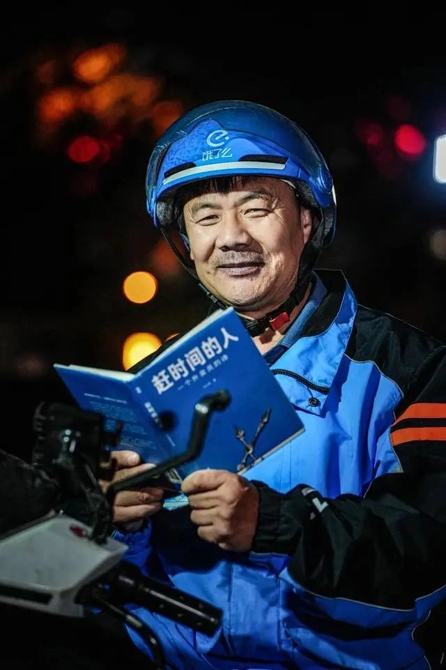 Vương Kế Binh và tuyển tập thơ Người đuổi theo thời gian. Ảnh: The Paper