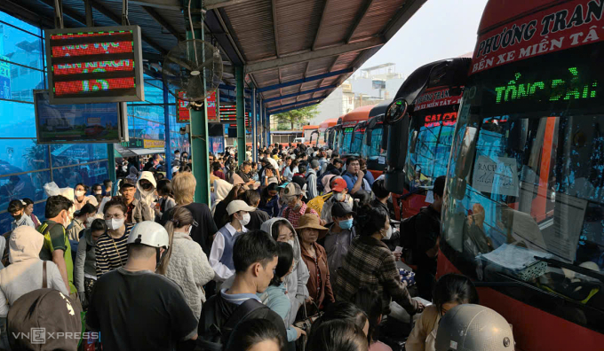 Hàng nghìn người lên xe ở Bến xe Miền Tây chờ đến giờ khởi hành về quê đón Tết Bình Ngọ hồi tháng 2. Ảnh: Quỳnh Trần