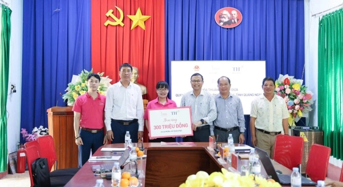 Quỹ Vì Tầm Vóc Việt ký kết thỏa thuận tài trợ đối với xã Mô Rai, Quảng Ngãi, với sự đồng hành của Tập đoàn TH. Ảnh: Tập đoàn TH