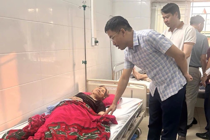 Lãnh đạo Sở Y tế Nghệ An thăm hỏi một bệnh nhân đang điều trị tại Bệnh viện Đa khoa Diễn Châu. Ảnh: Hùng Lê