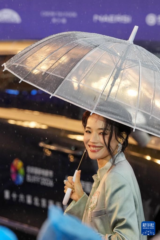 Khoảnh khắc gây sốt của diễn viên. Ảnh: Xinhua