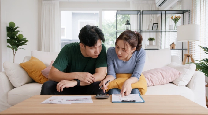 Người trẻ tìm hiểu về các cách cân đối tài chính. Ảnh: Prudential