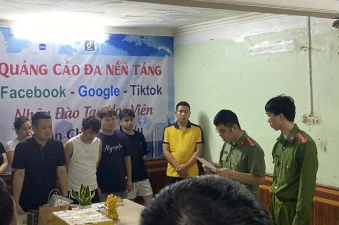 Công an đọc lệnh khởi tố với các nghi phạm. Ảnh: Công an Hưng Yên