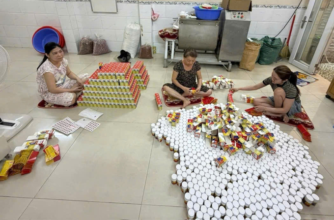 Cảnh sát kiểm tra nơi sản xuất thuốc giả. Ảnh: Công an TP HCM