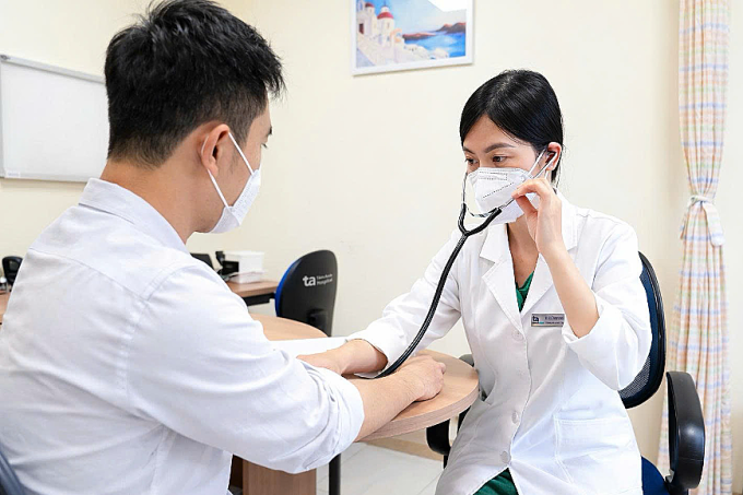 tieu-hoa-1776126946-2150-1776127593 Bác sĩ Ngân đang thăm khám cho anh Hoàng. Ảnh: Bệnh viện Đa khoa Tâm Anh