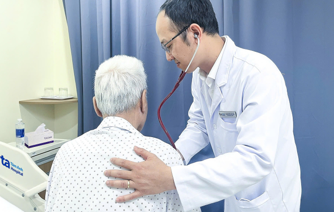Bác sĩ Tuấn khám cho bệnh nhân trước lúc xuất viện. Ảnh: Hạ Vũ