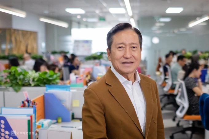 Ông Cô Gia Thọ, Chủ tịch Hội đồng quản trị Tập đoàn Thiên Long, trả lời phỏng vấn VnExpress tại văn phòng hồi tháng 3/2025. Ảnh: Thành Nguyễn