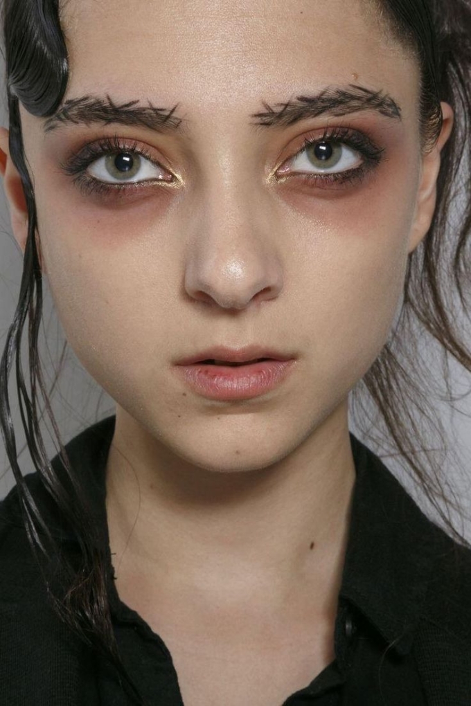 Phong cách trang điểm Cô gái mệt mỏi phù hợp với những cô gái ưa phong cách nổi loạn. Ảnh: Pinterest