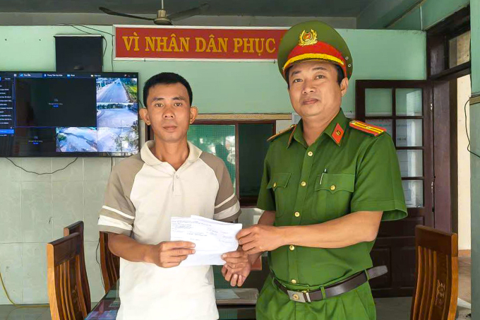 Anh Ngô Văn Trung, người trả lại số tiền người khác chuyển nhầm vào tài khoản. Ảnh: Công an Đại Lộc