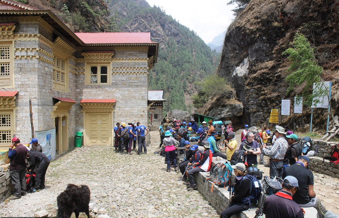 Du khách trên hành trình chinh phục Everest. Ảnh: The Kathmandu Post