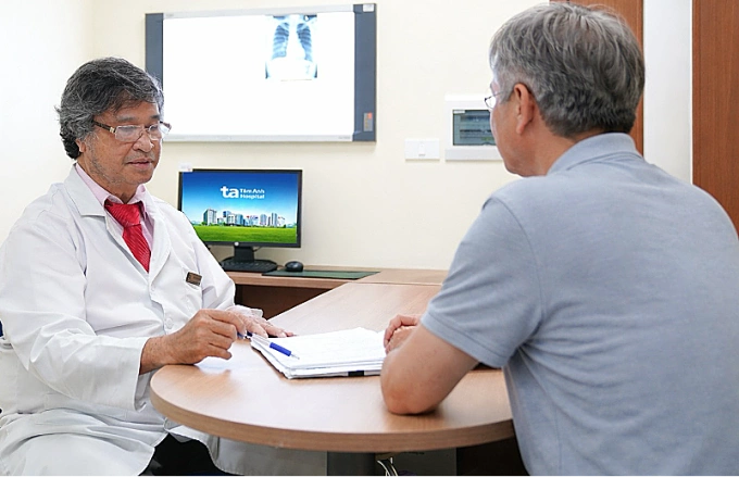 Bác sĩ Hậu tư vấn cho ông Toàn. Ảnh: Bệnh viện Đa khoa Tâm Anh