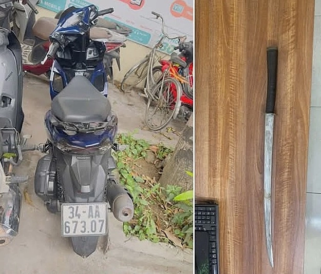 Chiếc xe máy tang vật và thanh kiếm dài khoảng một mét. Ảnh: Công an cung cấp
