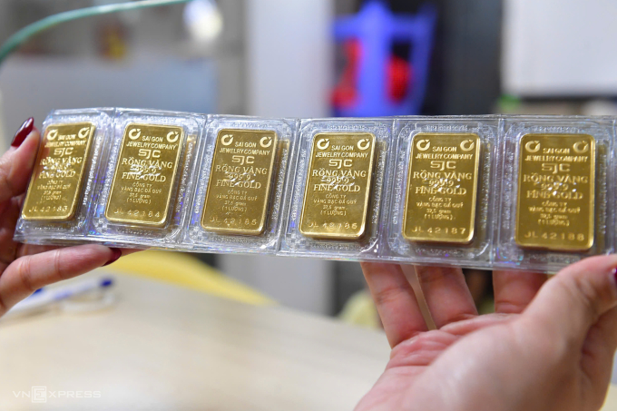 vang-mieng-1776162757-1323-1776162810 Giao dịch vàng miếng tại SJC Nguyễn Thị Minh Khai, TP HCM, tháng 2/2026. Ảnh: Thanh Tùng
