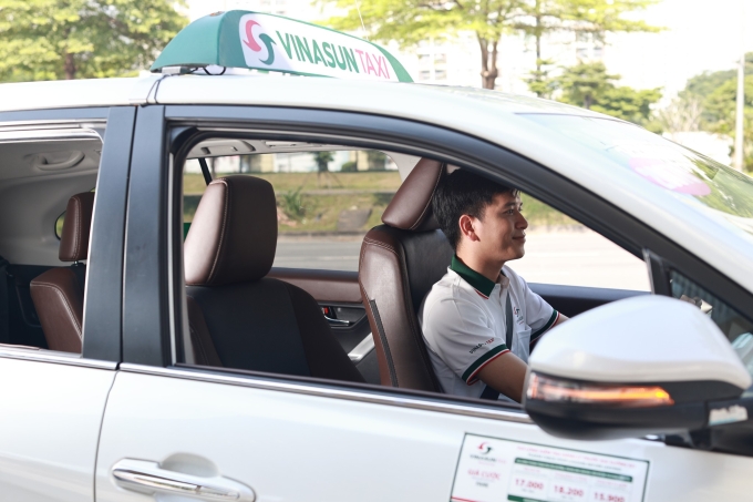 Nhân viên hãng taxi Vinasun. Ảnh: Fanpage FB Vinasun