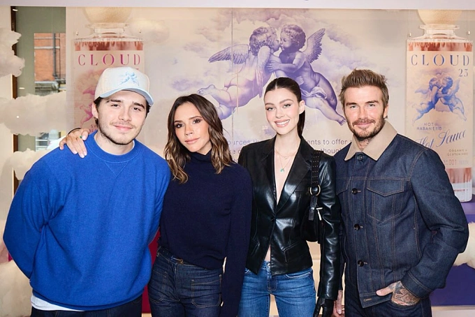 Vợ chồng Beckham tham dự buổi ra mắt thương hiệu xốt ớt của Brooklyn năm 2024. Vợ Brooklyn - Nicola Peltz Beckham - đứng thứ hai từ phải qua. Ảnh: Instagram Victoria Beckham