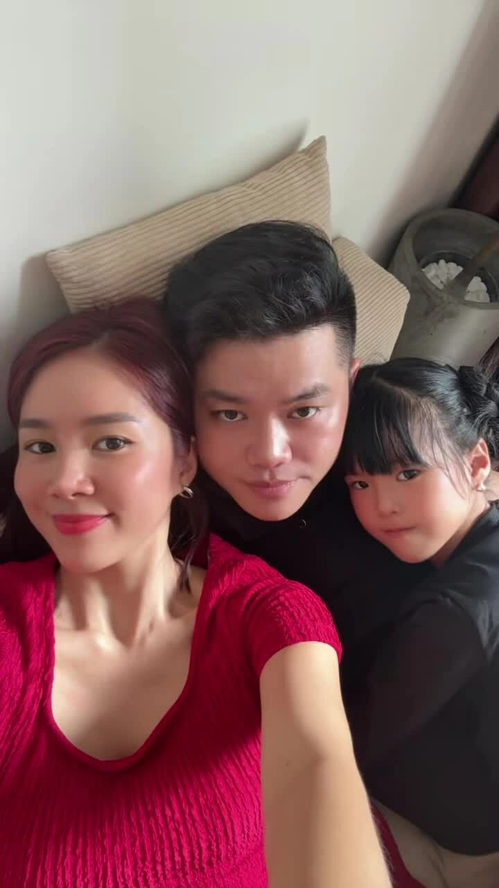 Vợ chồng Lê Phương cùng con gái quay video vui