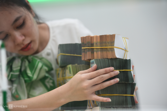 Giao dịch tại Ngân hàng VP Bank sáng 14/11