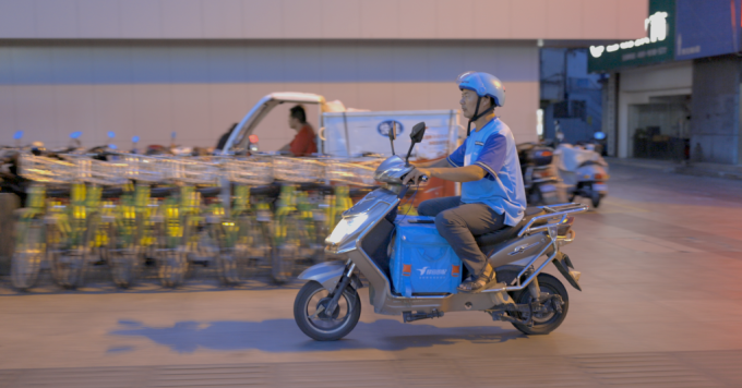 Vương Kế binh trên đường giao hàng. Ảnh: Xinhua