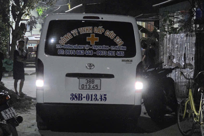 Xe cứu thương đưa nạn nhân đi cấp cứu. Ảnh: Hùng Lê
