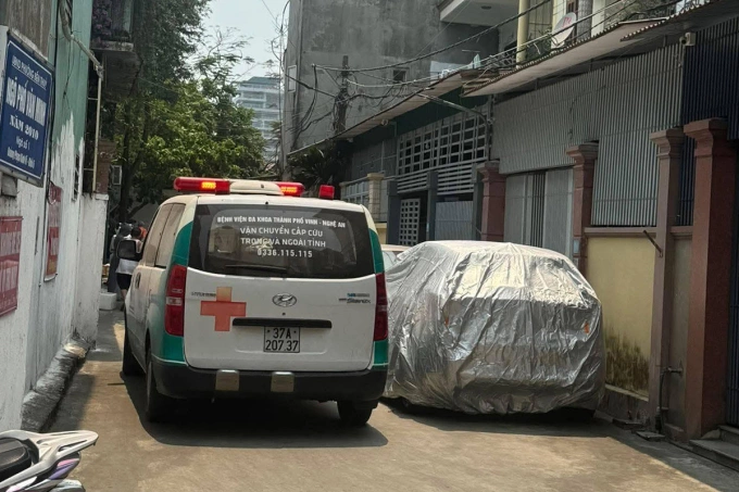 Xe cấp cứu tới hiện trường đưa nạn nhân đi cấp cứu. Ảnh: Hùng Lê