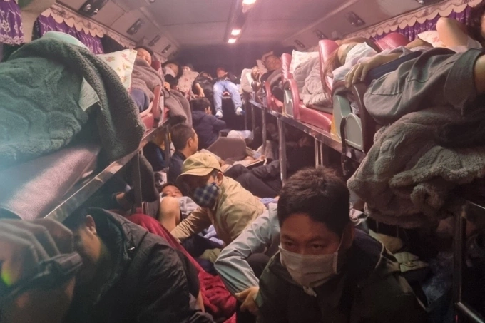 Camera khoang khách được xem là giải pháp kiểm soát tình trạng nhồi nhét khách trên các xe dịch vụ chở khách. Ảnh: Công an cung cấp