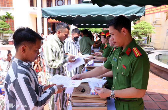 Phạm nhân trại giam Phú Sơn 4, Thái Nguyên nhận tiền hỗ trợ đi lại, trả lại tiền lưu ký, tiền ký gửi còn thừa khi được đặc xá dịp 2/9/2025. Ảnh: Phạm Dự