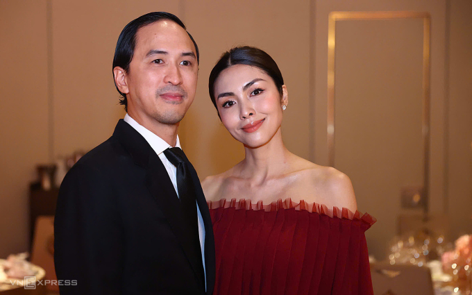 Diễn viên bên chồng - doanh nhân Louis Nguyễn trong tiệc cưới của em chồng. Ảnh: Quỳnh Trần