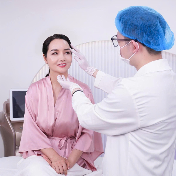 Diễn viên Mai Thu Huyền được các bác sĩ tại