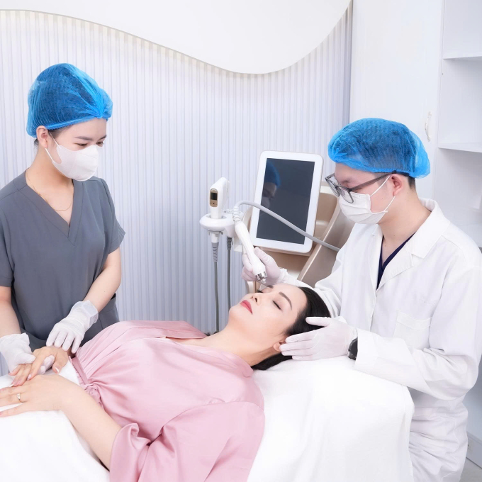 Mai Thu Huyền nằm thư giãn trong quá trình tạo hình nếp mí không xâm lấn Biolid Sculpt. Ảnh: Phòng khám Thẩm mỹ Hye Ong