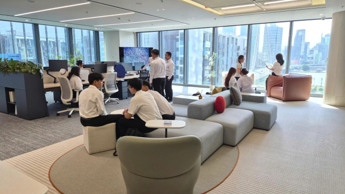 z7711242010921b820d450a58db55a-1489-8229-1775813511 Sinh viên Đại học Bách Khoa tham quan showroom nội thất văn phòng của Fursys Việt Nam. Ảnh: Fursys Việt Nam