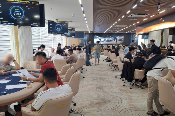 Sòng bạc tại thời điểm công an kiểm tra. Ảnh: Thành Huynh