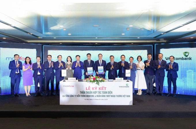 Đại diện MobiFone và Vietcombank trong lễ ký kết. Ảnh: MobiFone
